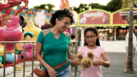 Madre-E-Hija-Caminando-En-La-Feria